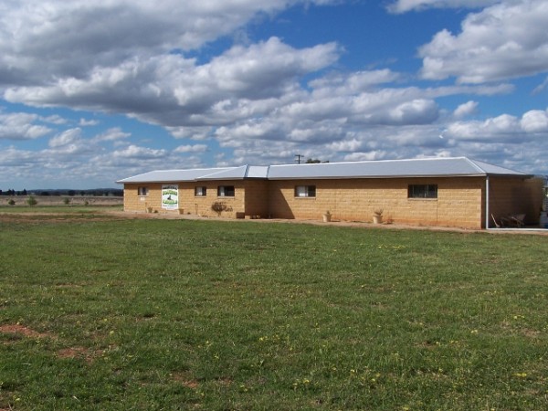 Image of the Peak Hill Boarding Kennels building